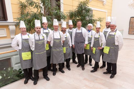 Vorschau Bild von Die Gruppe der Garten Genuss Gastronomen mit
Spitzenkoch Andreas Döllerer