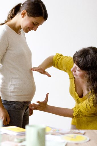 Vorschau Bild von Hebammen geben der Frau schon in der
Schwangerschaft Sicherheit und betreuen sie und ihr Baby auch in den
Wochen und Monaten nach der Geburt.