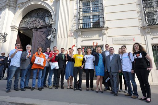Ballhausplatz, Wien, Oesterreich - 05. Mai 2015:
Protest-Kundgebung von 39 Hilfsorganisationen unter dem Motto "Ist
die Auslandshilfe wurscht?" vor dem Ministerrat (Bundskanzleramt).
Die Organisationen fordern eine rasche und signifikante Aufstockung
der Auslandshilfe.