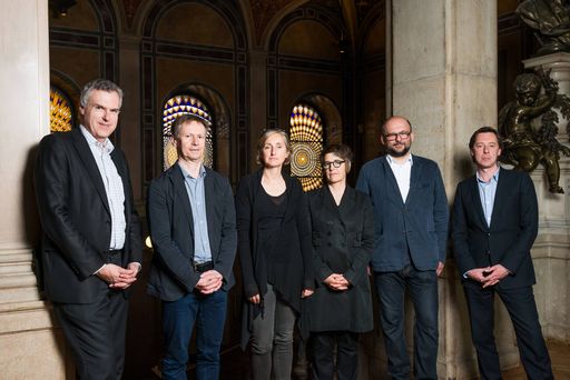 Juryteam der MAK-Schindler Stipendien 2015/16
(v.l.n.r.): Christoph Thun-Hohenstein (Direktor, MAK, Wien),
Christian Höller (Mitherausgeber der Zeitschrift springerin, Wien),
Elke Delugan-Meissl (Architektin, Delugan Meissl Associated
Architects, Wien), Kimberli Meyer (Direktorin, MAK Center for Art
and Architecture, Los Angeles), Marko Lulic (Vorsitzender der Jury;
Künstler, Wien) und Phillip Van den Bossche (Direktor und Kurator,
Mu.ZEE, Oostende, Belgien)