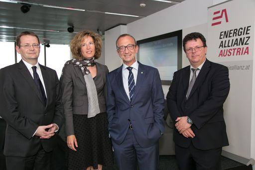 Univ.-Prof. Dr. Johannes Pollak, Abteilungsleiter
für Politikwissenschaften am IHS und Professor an der Webster
University in Wien, Dr. Kirsten Westphal, Senior Associate, Stiftung
Wissenschaft und Politik (SWP), Dr. Harald Stindl, Geschäftsführer
GAS CONNECT AUSTRIA GmbH sowie Christian Wojta, Geschäftsführer der
EAA - ENERGIEALLIANZ Austria. (v.l.n.r.)