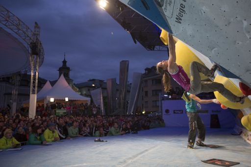 Bei der Boulder-EM 2015 in Innsbruck erlebt das
Publikum athletische Spitzenleistungen, eine tolle
Open-Air-Atmosphäre sowie ein mitreißendes Rahmenprogramm.