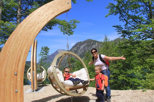  Eine besondere Raststation: Die Hängesesseln am
Echoplatzerl hoch über dem Almsee.