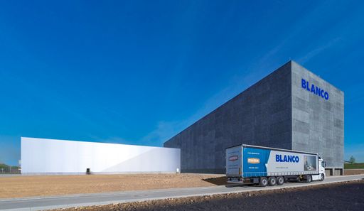 Spülen- und Armaturenspezialist Blanco hat seinen
Standort Bruchsal ausgebaut und rund 20 Millionen Euro in die
Erweiterung seines Logistikzentrums investiert. Das neue
Hochregallager und die Erweiterung der Kommissionierhalle werden die
Lagerkapazität mehr als verdoppeln. Weiterer Text über ots und
www.presseportal.de/pm/17725 / Die Verwendung dieses Bildes ist für
redaktionelle Zwecke honorarfrei. Veröffentlichung bitte unter
Quellenangabe: "obs/Blanco GmbH + Co KG"