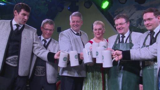 „Treff ma uns am Gauder! „ lautete auch heuer
die Devise für tausende Trachten- und Brauchtumsfreunde. Am ersten
Maiwochenende wurde in Zell am Ziller wieder das traditionelle
Gauder Fest gefeiert. Von der ORF Radio Tirol „Licht ins
Dunkel“-Gala mit zahlreichen Stars der Volksmusikszene, über die
bissig-satirische Gambrinus Rede, bis hin zum größten Trachtenumzug
im Alpenraum wurde den Besuchern viel geboten. Die
Publikumslieblinge am Gauder Fest waren aber wieder die
Festbierspezialitäten von Zillertal Bier, die seit mehr als 500
Jahren untrennbar mit dem größten Frühlingsfest Österreichs
verbunden sind.