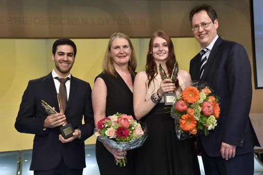 http://www.apa-fotoservice.at/galerie/6624 Im Bild:
Asin Alev (Schüler des Jahres HAK), Susan le Jeune d´Allegeershecque
(Britische Botschafterin in Wien), Carina Haberl (Schülerin des
Jahres HAS) und Dr. Rainer Trefelik (Obmann der Sparte Handel der
WKW)