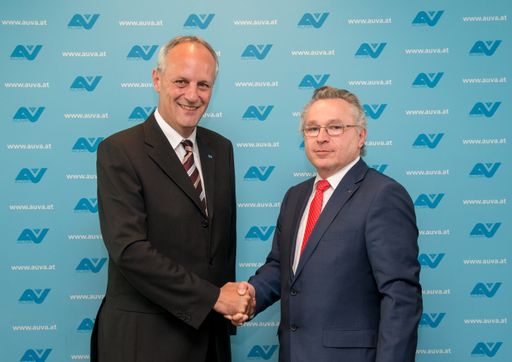 AUVA-Obmann Ing. Thomas Gebell (links) gratuliert
dem designierten Generaldirektor Dr. Helmut Köberl