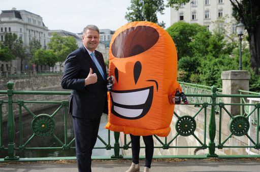  Bundesminister Andrä Rupprechter mit dem "Reinwerfen statt
Wegwerfen" Maskottchen
