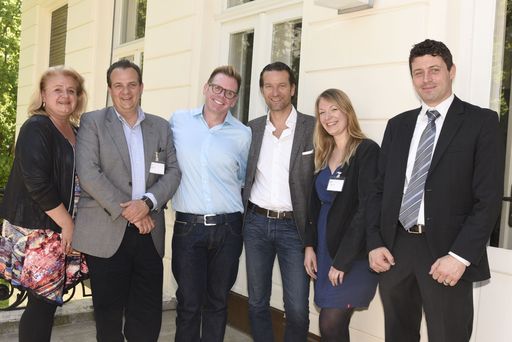 http://www.apa-fotoservice.at/galerie/6675/ Im Bild
v.l.n.r.: Barbara Rauchwarter (APA - Austria Presse Agentur), Thomas
Stern (Moderation, Braintrust), Chris Dancy ("the world's most
connected human"), Oliver Krizek (NAVAX Unternehmensgruppe), Bettina
Wimmer (ING-DiBa) und Alexis Johann (styria digital one).