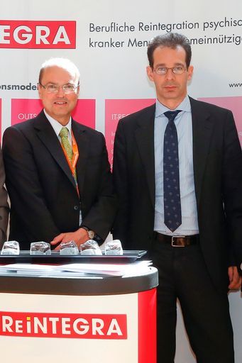  Erfolgreiches Inklusionsmodell am Industriekongress
2015 präsentiert: v.l. Mag. Stefan Brinskele, Geschäftsführer
REiNTEGRA, und Mag. Dominik Guggenberger, Geschäftsführer iSi GmbH