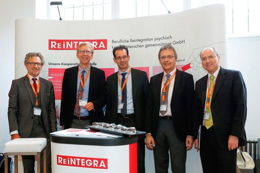 Vorschau Bild von REiNTEGRA und Kooperationspartner am
Industriekongress 2015: v.l. Manfred Skoff, Geschäftsführer
REiNTEGRA, Dr. Hermann Kunesch, Geschäftsführer Electroplast GmbH,
Mag. Dominik Guggenberger, Geschäftsführer iSi GmbH, DI Kurt Essler,
Geschäftsführer AfB, und Mag. Stefan Brinskele, Geschäftsführer
REiNTEGRA