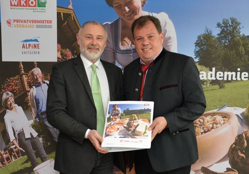  Zum Start der Mayrhofner Betriebsoffensive übergibt Gerhard
Föger, Vorstand der Abteilung Tourismus des Landes Tirol,
Vermieterakademie-Mappen an Andreas Hundsbichler, Obmann des
Tourismusverbandes Mayrhofen-Hippach. Föger: „Der unmittelbare
betriebliche Erfolg zahlreicher Teilnehmer ist die beste Referenz.“