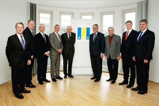Das AMU-Team: Bernard Kouchner, Peer Steinbrück,
Ken Macdonald, Otto Depenheuer, Günter Verheugen, Waldemar Pawlak,
Wlodzimierz Cimoszewicz, Udo Brockhausen, Michael Spindelegger.