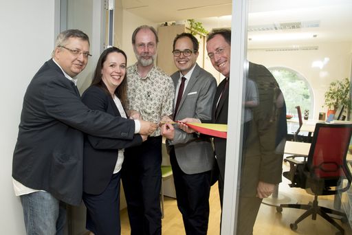 http://www.apa-fotoservice.at/galerie/6559 Im Bild
v.l.n.r.: Bild zeigt: Paul Vecsei, Elisabeth Wasserbauer, Eike
Kullmann, Andreas Csar und Andreas Koller.