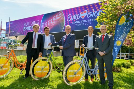 ORF-Generaldirektor Alexander Wrabetz,
SPÖ-Klubobmann Christian Illedits, Landeshauptmann Hans Niessl,
Burgenland Tourismus-Direktor Mario Baier und Geschäftsführer der
Faber GmbH, Josef Faber, präsentieren die bunten PUCH-Fahrräder im
Burgenland-Design vor der Wiener Stadthalle.