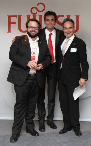 Das Tiroler IT-Unternehmen Re-Systems ist der Fujitsu Botschafter
des Jahres 2014. Markus Reitshammer (links) nimmt die Auszeichnung
von den beiden Fujitsu Managern Blätterbauer und Hammerschmid
entgegen.