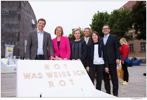 v.l.n.r.: Oliver Lingens (stellvertretender Event-Manager
Eurovision Song Contest), Petra Stolba (Geschäftsführerin Österreich
Werbung), Karola Kraus (Direktorin mumok), Franz Smola
(museologischer Direktor Leopold Museum), Vanessa Joan Müller
(Leitung Dramaturgie, Kunsthalle Wien), Christian Strasser (Direktor
MuseumsQuartier Wien)
