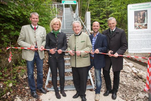  http://www.apa-fotoservice.at/galerie/6647
Eröffnung des Naturdenkmales Burggrabenklamm am Attersee 15.05.2015.
Im Bild v.l.n.r.: Bgm. Englbert Gnigler, Eva Knoll, LH Josef
Pühringer, Mag. (FH) Christian Schirlbauer und Labg. Dr. Josef
Schöchl