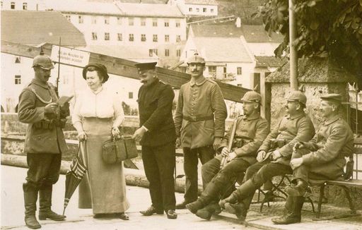  Unter diversen Röcken verbarg sich so manche
Schmuggelware. Grenzkontrolle an der alten Brücke 1914.