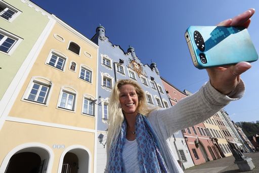 Vorschau Bild von Selfies an verschiedenen Schauplätzen
komplettieren das eigene Webalbum zur Erinnerung an Burghausen.