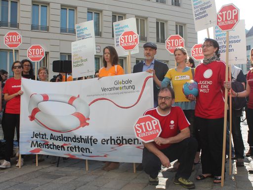 Jugend Eine Welt und weitere 38
Mitgliedsorganisationen des Dachverbandes Globale Verantwortung
protestierten am 19. Mai erneut vor dem Bundeskanzleramt gegen die
drohenden Kürzungen der Entwicklungszusammenarbeit und humanitären
Hilfe