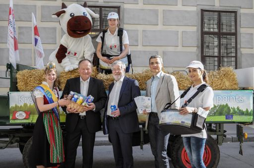  Die Milchwirtschaft zu Gast bei LK Österreich-Präsident Hermann
Schultes (2. v. l.) und LK-Österreich Generalsekretär August Astl
(M.): AMA-Milchmanager Peter Hamedinger (2. v. r.), Milchkönigin
Silvia I. (l.) sowie das AMA-Promotionteam überreichten einen Korb
mit besten Milchprodukten.