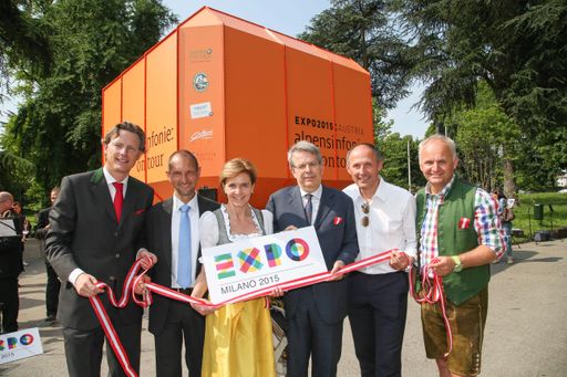  (v.l.n.r.:) EXPO Mailand - Eröffnung der "alpensinfonie: on tour"
im Rahmen der EXPO 2015 in Mailand Eröffnung des Biwaks:
Generaldirektor Johannes Hörl von Großglockner Hochalpenstraßen AG,
Landtagspräsidentin Brigitta Pallauf (Salzburg), der Mailänder
Tourismusstadtrat Franco D´Alfonso, der Kärntner Landesrat Christian
Ragger und der Geschäftsführer der Ferienregion Nationalpark Hohe
Tauern Christian Wörister.