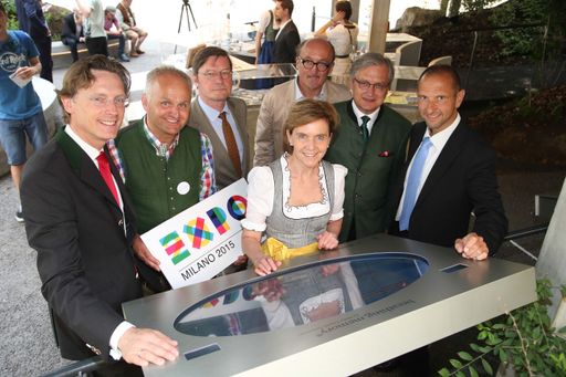 Vorschau Bild von Bildtitel (v.l.n.r.:) EXPO Mailand - Eröffnung der
"alpensinfonie: on tour" im Rahmen der EXPO 2015 in Mailand mit
Generaldirektor Johannes Hörl (Großglockner Hochalpenstraßen AG),
Geschäftsführer Christian Wörister (Ferienregion Nationalpark Hohe
Tauern), Projektleiter Rudolf Ruzicka (EXPO 2015 Austria),
Landtagspräsidentin Brigitta Pallauf (Salzburg), Hans-Peter Kudlich
(Studio Kudlich), Generalkonsul Wolfgang Spadinger und Direktor
Wolfgang Urban (Nationalpark Hohe Tauern, Salzburg).