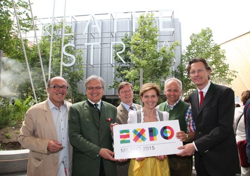 Vorschau Bild von Bildtitel (v.l.n.r.:) EXPO Mailand - Eröffnung der
"alpensinfonie: on tour" im Rahmen der EXPO 2015 in Mailand
Hans-Peter Kudlich (Studio Kudlich), Generalkonsul Wolfgang
Spadinger, Projektleiter Rudolf Ruzicka (EXPO 2015 Austria),
Landtagspräsidentin Brigitta Pallauf (Salzburg), Geschäftsführer
Christian Wörister (Ferienregion Nationalpark Hohe Tauern) und
Generaldirektor Johannes Hörl (Großglockner Hochalpenstraßen AG) vor
dem Österreich-Pavillon.