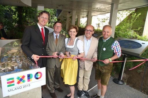 Vorschau Bild von Bildtitel (v.l.n.r.:) EXPO Mailand - Eröffnung der
"alpensinfonie: on tour" im Rahmen der EXPO 2015 in Mailand mit
Generaldirektor Johannes Hörl, Projektleiter Rudolf Ruzicka (EXPO
2015 Austria), Landtagspräsidentin Brigitta Pallauf (Salzburg),
Hans-Peter Kudlich (Studio Kudlich) und Geschäftsführer Christian
Wörister (Ferienregion Nationalpark Hohe Tauern).