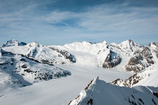 Beni Hug und Tony Sbalbi auf dem Aletschhorn, dem
letzten Gipfel ihrer Speed Begehung. Im Hintergrund das Panorama der
Aletschregion mit den Viertausendern, die sie in 20h bestiegen
haben.