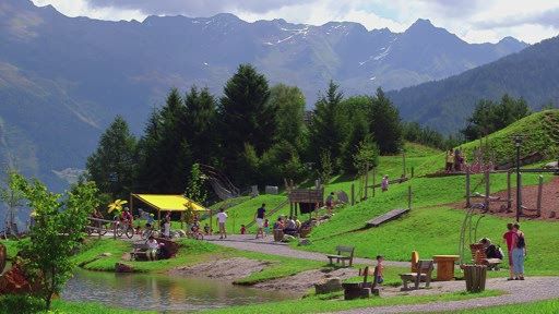 Die Tiroler Urlaubsregion Serfaus-Fiss-Ladis
lockt im Sommer Familien und Genießer mit vielfältigen
Themenwanderwegen, phantasievollen Erlebnis- und Spielwelten und
atemberaubenden Ausblicken in die umliegende Bergwelt. Und das
Beste: viele der Angebote sind für Gäste von Serfaus-Fiss-Ladis mit
der Super. Sommer. Card. kostenlos.