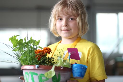  Frau Gurke, kind mit Gewürzplanzen