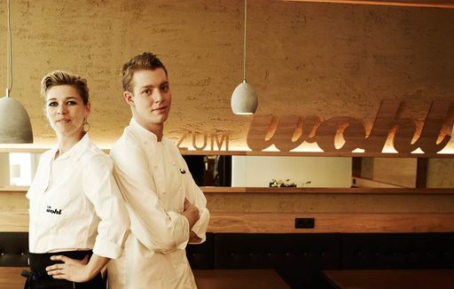 Vorschau Bild von ZUM WOHL-Gastgeberin Christina Schmidbauer mit
Küchenchef Patrick Lechner.