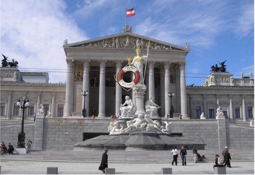 Vorschau Bild von Pallas Athene mit Rettungsring für Auslandshilfe