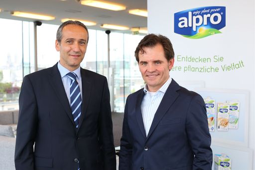  http://www.apa-fotoservice.at/galerie/6561 Im Bild
v.l.n.r.: Gerd Trimmal (Geschäftsführer Bioquelle) und Michael
Ohlendorf (Commercial Director Alpro D-A-CH)