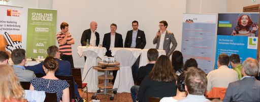 http://www.apa-fotoservice.at/galerie/6700 Die
zweite Auflage der Online-Marketing-Impulse beleuchtete das Thema
Online-Marketing-Strategieentwicklung von drei sehr
unterschiedlichen wie faszinierenden Seiten. Im Bild vlnr.: Klemens
Huber, Hannes Sorger, Martin Sternsberger, Martin Macheiner und
Martin Klingbacher bei der Podiumsdiskussion