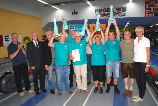 Vorschau Bild von Das Siegerteam: Die Niederösterreichische Truppe
von Wolkersdorf 1 mit einem Altersschnitt von 66 Jahren und 1.215
Holz im Bild mit RegRat Kurt Korbatits, Landesgeschäftsführerin
Monika Kummer sowie Landessportreferent Pepi Frank.