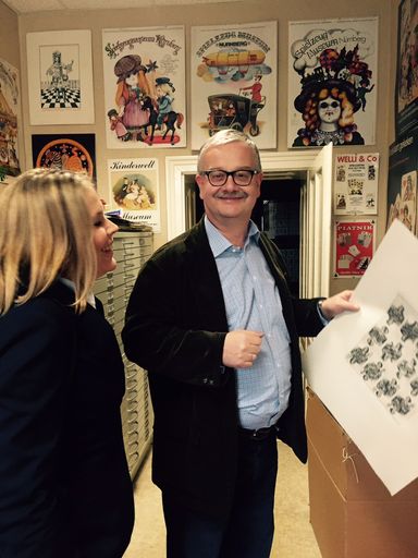 Katharina Kluss bei Mag. Dieter Strehl in der Wiener
Spielkartenfabrik Ferd. Piatnik & Söhne