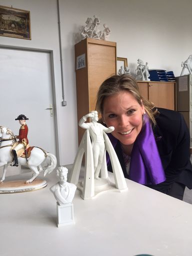 Vorschau Bild von Katharina Kluss mit einer Figur von Johann Strauss in der Wiener
Porzellanmanufaktur Augarten