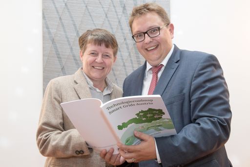 In der Technologieroadmap Smart Grids Austria finden sich die
Meilensteine für die Umsetzung von Smart Grids. Im Bild: Brigitte
Ederer, Obfrau FEEI, und E-Control-Vorstand Martin Graf (v.l.)