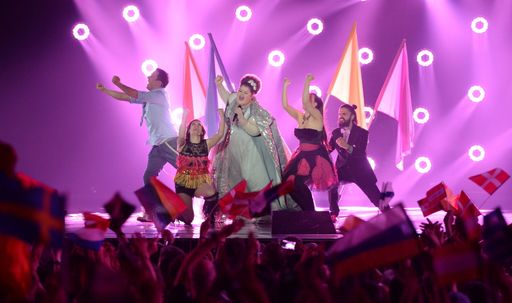  Bojana Stamenov aus Serbien stach beim Voting mit ihrem schrillen
Outfit hervor