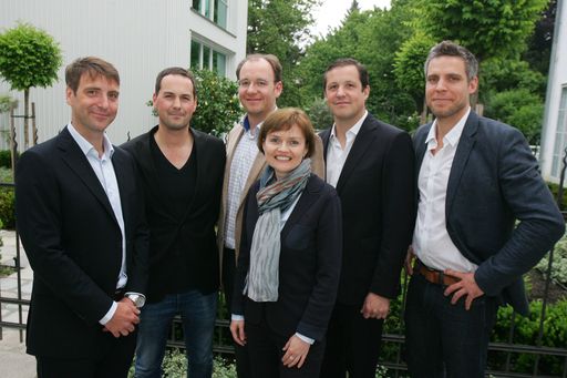  http://www.apa-fotoservice.at/galerie/6704 Im Bild
von li. nach re.: Dr. Dominik Meraner (Schulter), Priv. Doz. Dr.
Patrick Weninger (Knie Arthroskopie und Gelenkerhaltung), Dr.
Alexander Tuschel (Wirbelsäule), Mag. Silke Kobald (Bezirksvorst.
13. Bezirk), Dr. Christian Thomas Radda (Hand und Ellbogen), Dr.
Florian Kissler (Knie Gelenkerhaltung und Gelenkersatz)