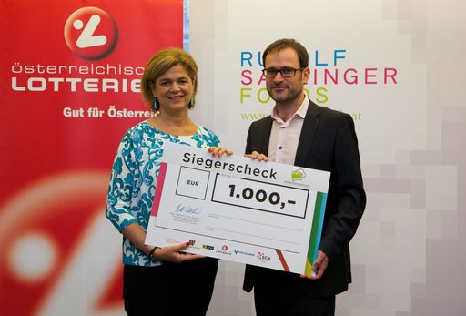 Vorschau Bild von Mag. Bettina Glatz_Kremsner und Dr. Rudolf Dömötör
übergeben den Scheck.