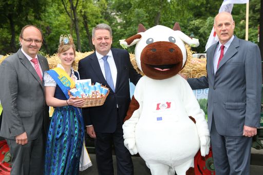  http://www.apa-fotoservice.at/galerie/6710 Im Bild
v.l.n.r.: Dir. Helmut Petschar (Präsident der Vereinigung
Österreichischer Milchverarbeiter), Milchkönigin Silvia, DI Andrä
Rupprechter (Bundesminister für Land-, Forst-, Umwelt und
Wasserwirtschaft), Dr. Michael Blass (Geschäftsführer der
AMA-Marketing)