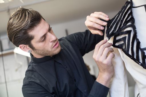 Vorschau Bild von Liska zeigt bei der Fashionshow die Haut Couture
Fashion "Trésor" aus der aktuellen Herbst/Winter Kollektion 2015.