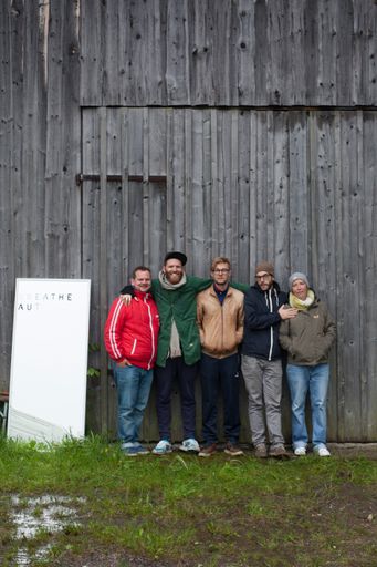 Beim dritten Stopp der „BREATHE-AUT“-Konzerttour sorgte die
Kult-Band mit ihrem Wiener Soul für den perfekten Regentag.
