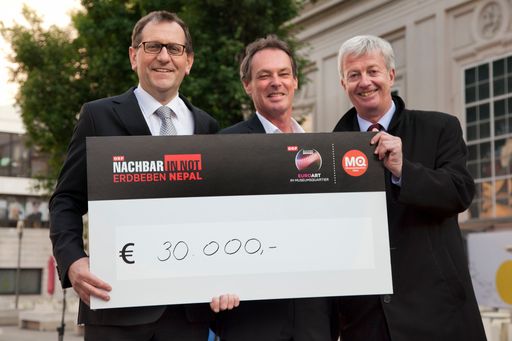  Die Partner MQ und ORF freuen sich über die
Rekordsumme zu Gunsten von Nachbar in Not. Im Bild v.l.n.r.:
Christian Strasser (Direktor MuseumsQuartier Wien), Michael
Opriesnig (stv. Generalsekretär des Österreichischen Roten Kreuzes
und Vorstand von Nachbar in Not), Roland Adrowitzer, Chef ORF
Auslandskorrespondenten