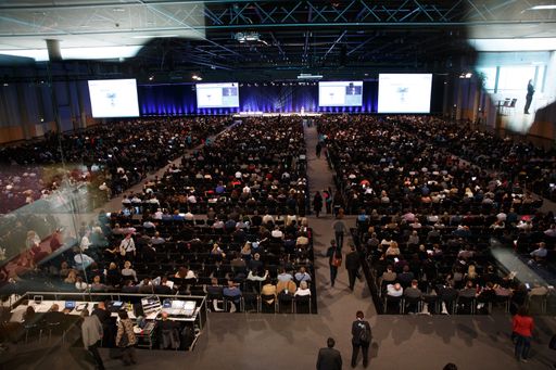 Vorschau Bild von Eine gefüllte Kongresshalle.