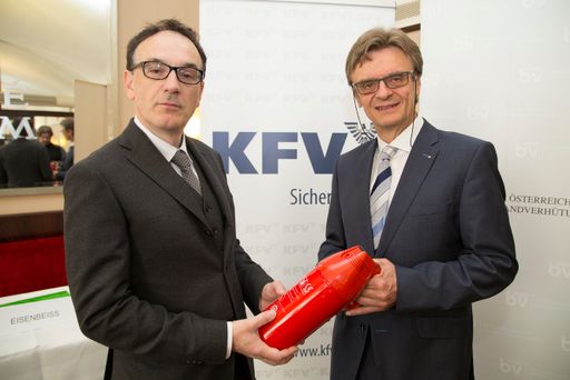  http://www.apa-fotoservice.at/galerie/6718 Im Bild
v.l.n.r.: Dr. Armin Kaltenegger, KFV (Kuratorium für
Verkehrssicherheit) Bereichsleiter Normen und Recht; Dr. Arthur
Eisenbeiss; Sprecher der österreichischen Brandverhütungsstellen und
Direktor der BVS-Brandverhütungsstelle für OÖ